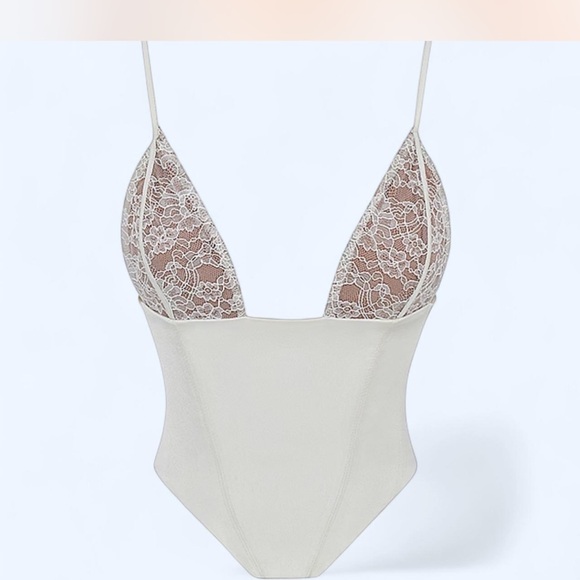 House of CB Cream Lace Crop Top - Picture 2 of 7